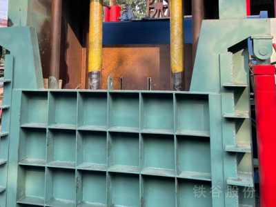 江陰產(chǎn)250噸立式打包機(jī)，包塊1.1?1.6米圖3